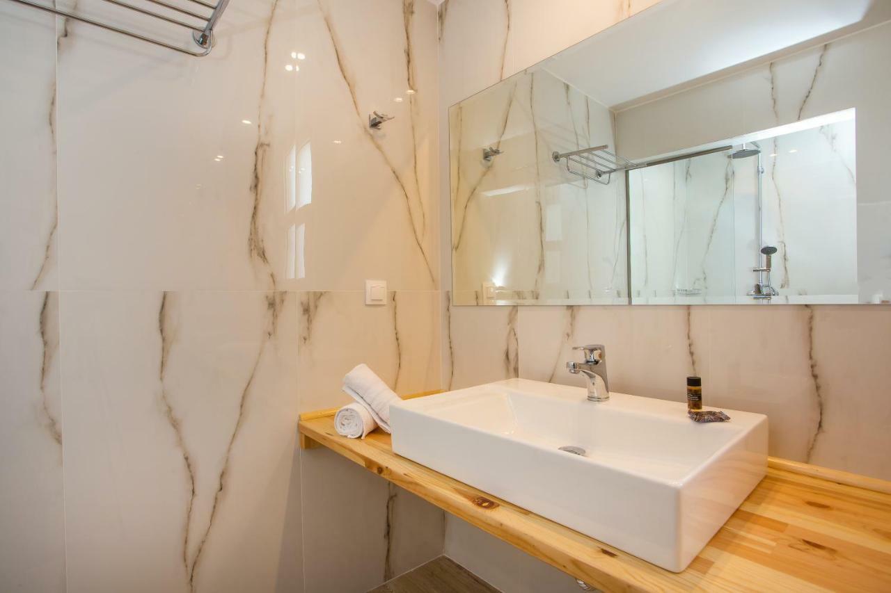 Apartament Avi *